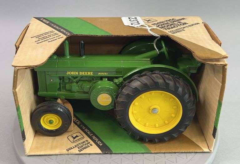 John Deere 1949/1954 Model R Tractor 1:16 Scale image