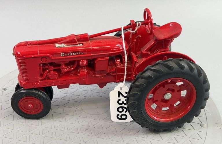 McCormick Farmall “H” 1:16 Scale Tractor image