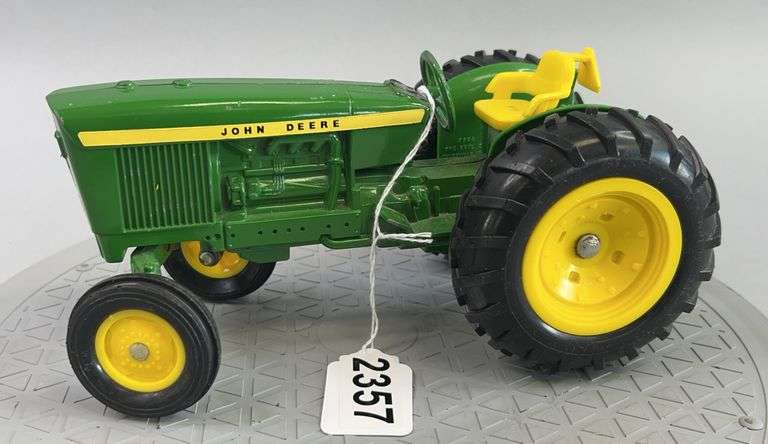 John Deere 1:16 Scale Die Cast Tractor image