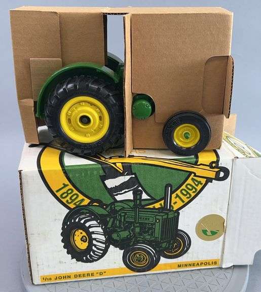 ERTL John Deere “D” Tractor 1:16 Scale image