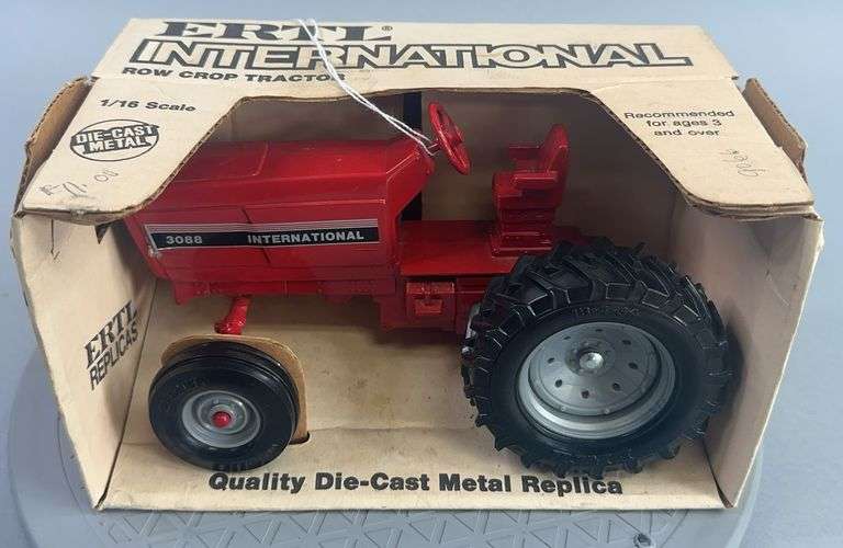 International 3088 Row Crop Tractor 1:16 Scale image