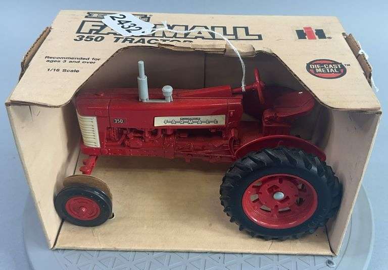 McCormick Farmall 350 Tractor 1:16 Scale image