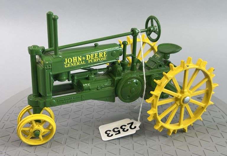John Deere General Purpose 1:16 Scale Tractor image