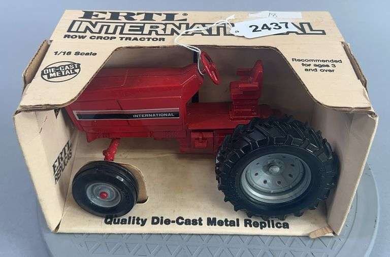 International Row Crop Tractor 1:16 Scale image