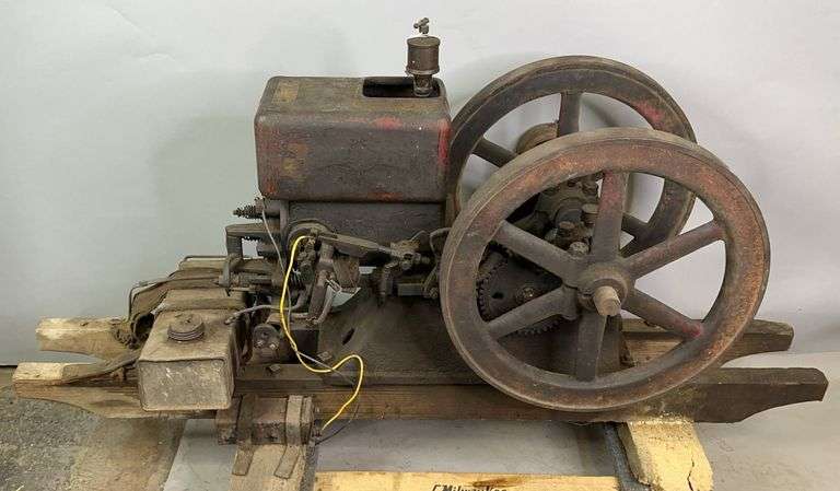 Hit and Miss Engine 1 1/2 HP image