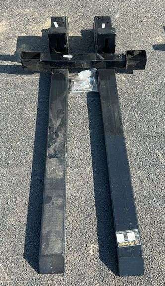 Non-adjustable clip-on pallet fork image