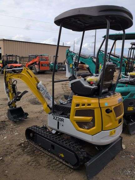 CFG XZ20R mini excavator with hydraulic thumb Gas motor image