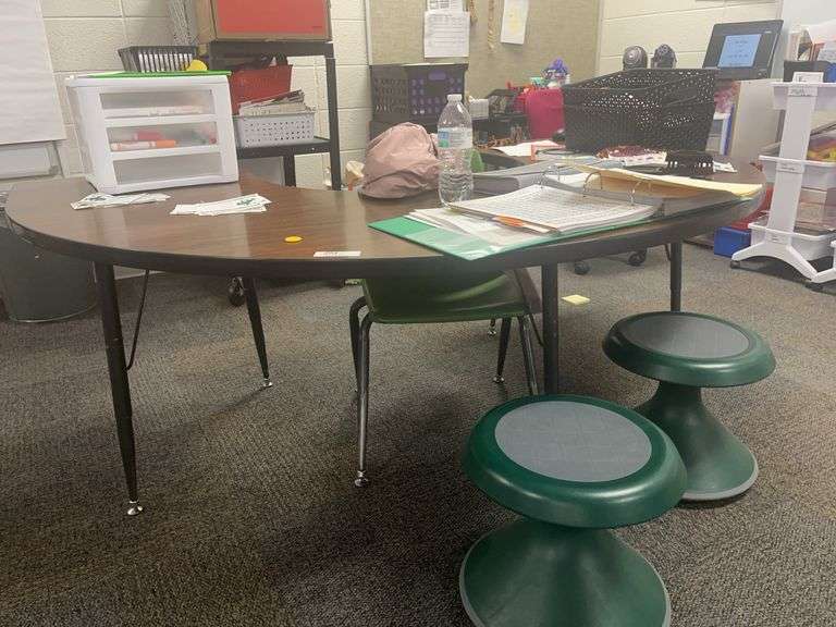 Horse shoe table and 3 chair image