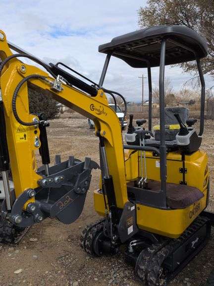 2025 CFG Qk18R mini excavator Gas motor with Hydraulic thumb image