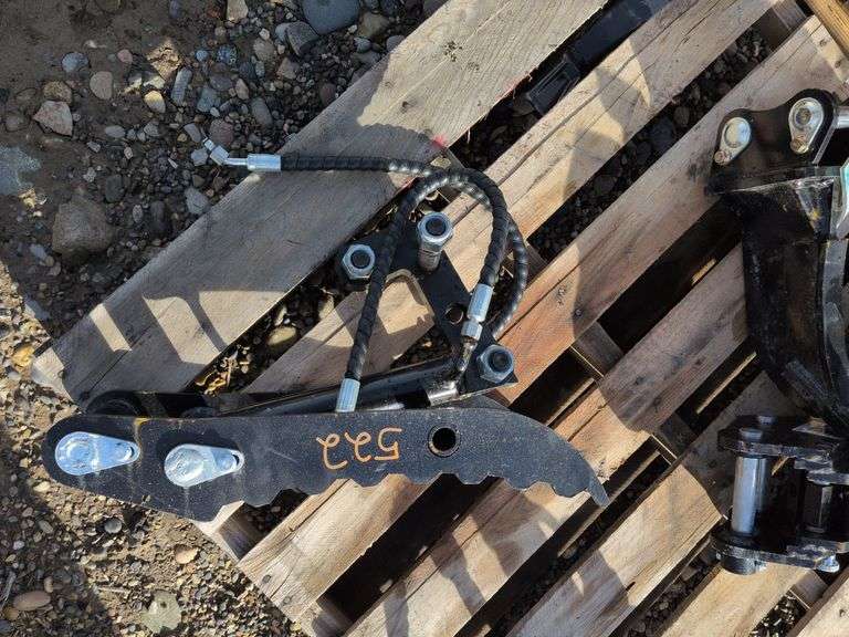 Mini excavator hydraulic thumb clamp image