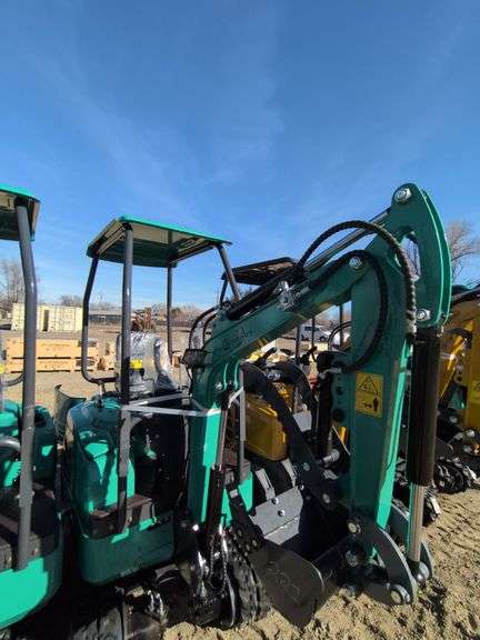 CFG Mini Excavator Model QK16R image