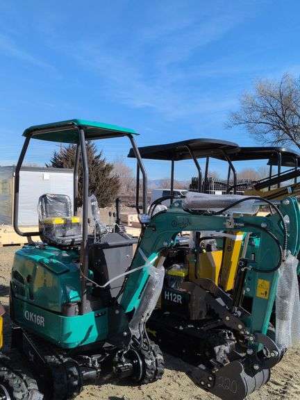 CFG Mini Excavator Model QK16R image