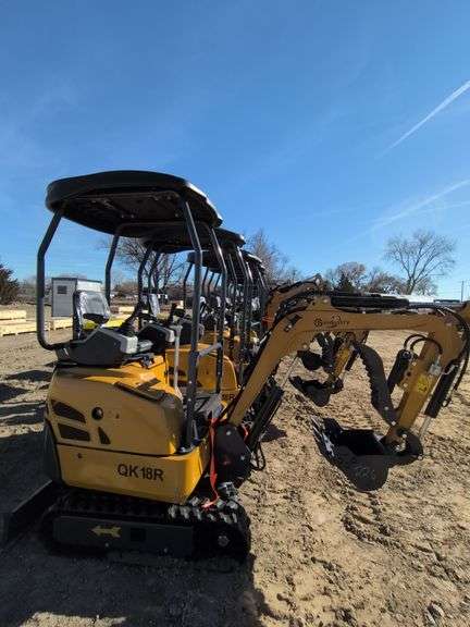 CFG Mini Excavator Model QK18R image