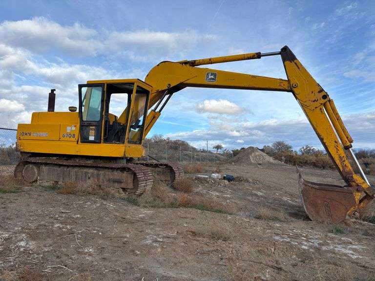 John Deere Trackhoe image