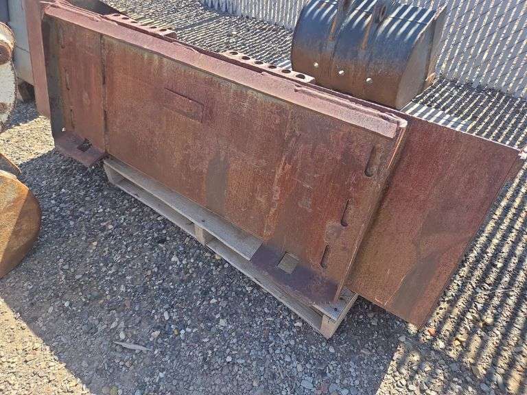 5' Skidsteer Bucket w/ Teeth