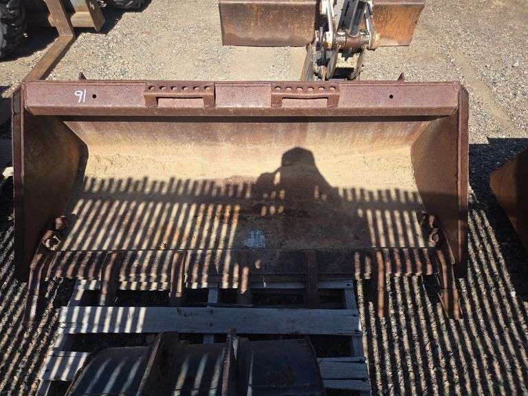 5' Skidsteer Bucket w/ Teeth