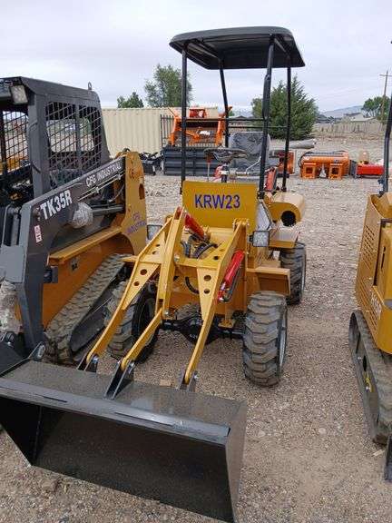 AGT Industrial KRW23 Compact Loader image
