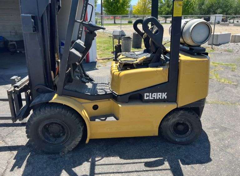 1995 Clark Propane Forklift Model CGP25 5000LBS Lift Capacity