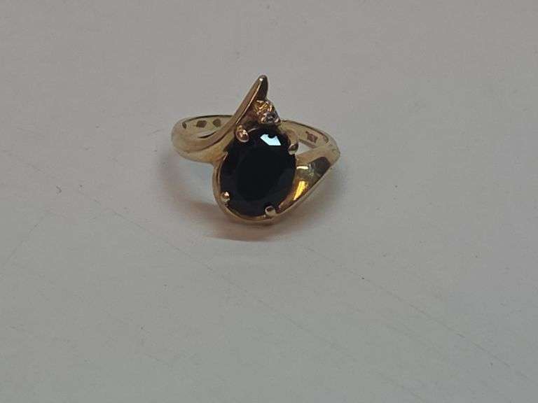 10k Gold Ring w/ Black onyx & Diamond Size 7 3.4 grams image