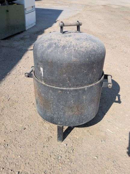 Small BBQ/smoker grill image