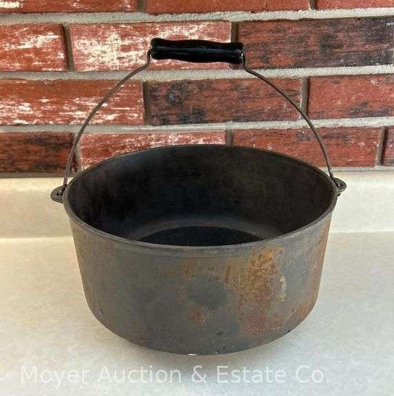 Wagner No. 9 Cast Iron Pot, 11"w x 6"h image