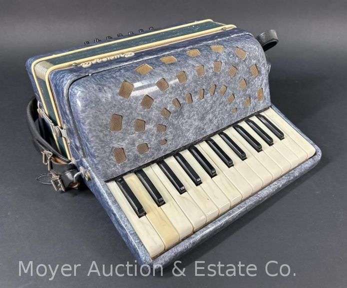 Crucianelli Accordion, with Case image