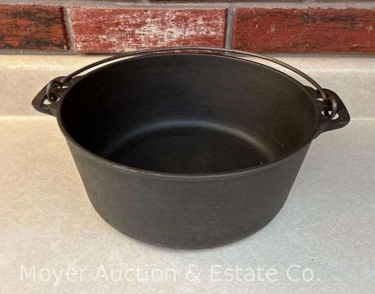Erie No. 8 Cast Iron Dutch Oven, No Lid, Pattern 833, 10.25"w image