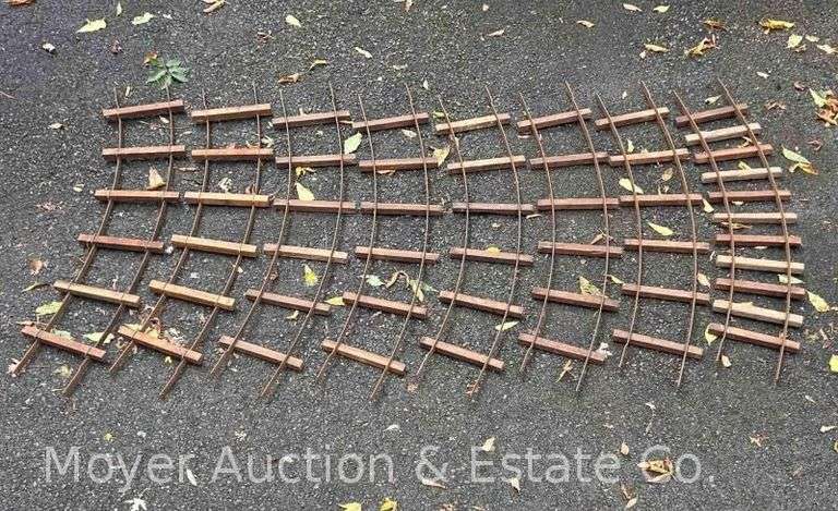 8 Pieces of 7½-Inch Gauge 5' Curved Track image