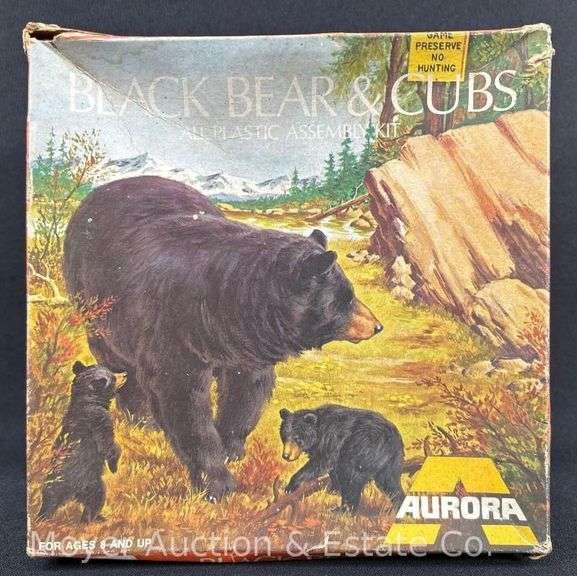 Aurora Black Bear and Cubs Model Kit image