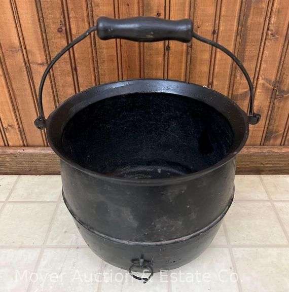 Erie No.8 Cast Iron Pot, Pattern 820, 10"h x 12"w image
