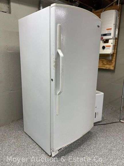 Amana Upright Freezer, Model AQU1625BEW, 30"x28"x60"h