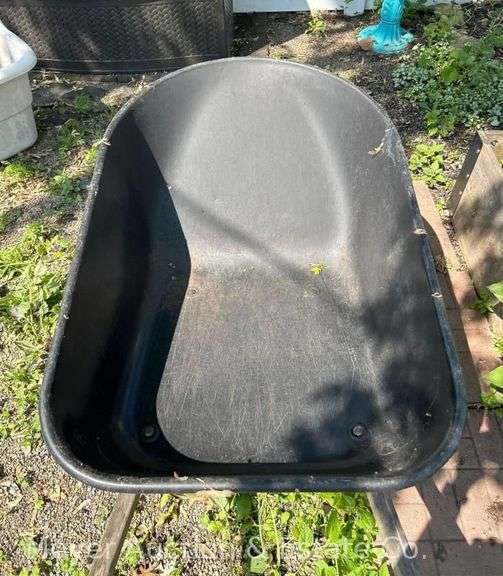 True Temper Metal Wheel Barrow, Pneumatic Tire
