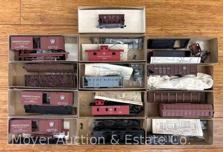 (13) Roundhouse HO Scale Freight Cars, with Boxes image