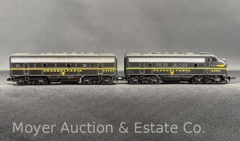 Bachmann Spectrum N Scale Pennsylvania F7 AB Diesel Set, with Plastic Cases image