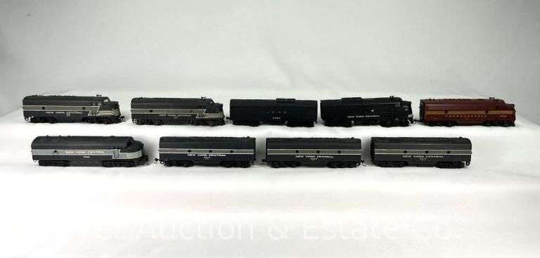 (4) HO Scale Diesel Locomotives, with Other Dummy and B Units image