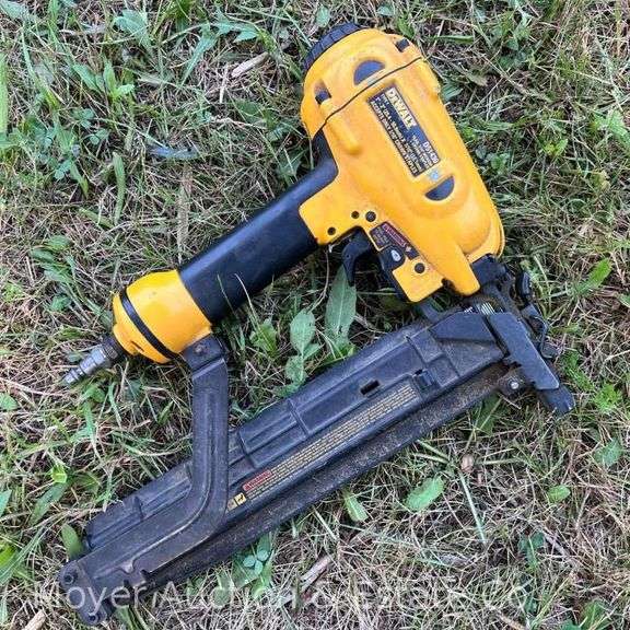 Dewalt D51430 16 Gauge Medium Crown Staple Gun