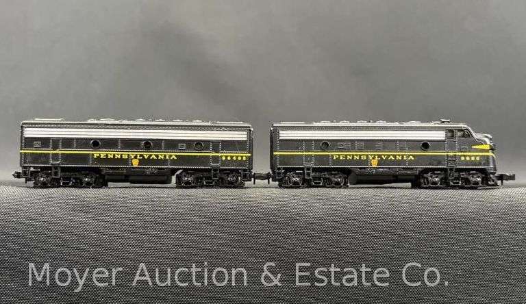 Bachmann Spectrum N Scale Pennsylvania F7 AB Diesel Set, with Plastic Cases image