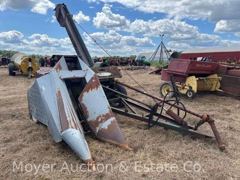 New Idea 323 Single-Row Corn Picker image