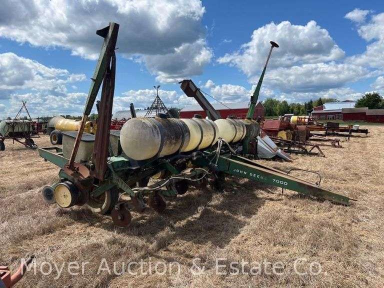 John Deere 7000 Corn Planter, 8 Row image