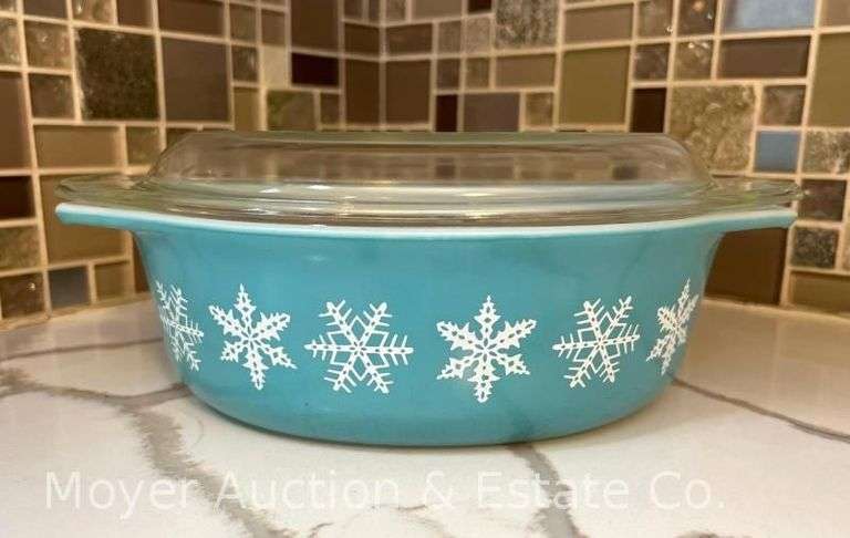Pyrex "Snowflake" Casserole Dish with Lid, 1 1/2 qt, 043 image