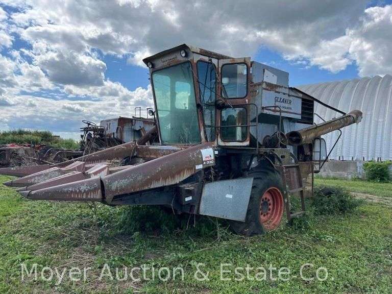 Gleaner F Combine by Allis Chalmers with A330 3-Row Corn Head, Gas Engine image