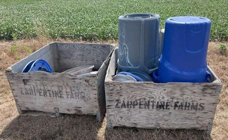 16 Rubbermaid Garbage Cans with Lids image