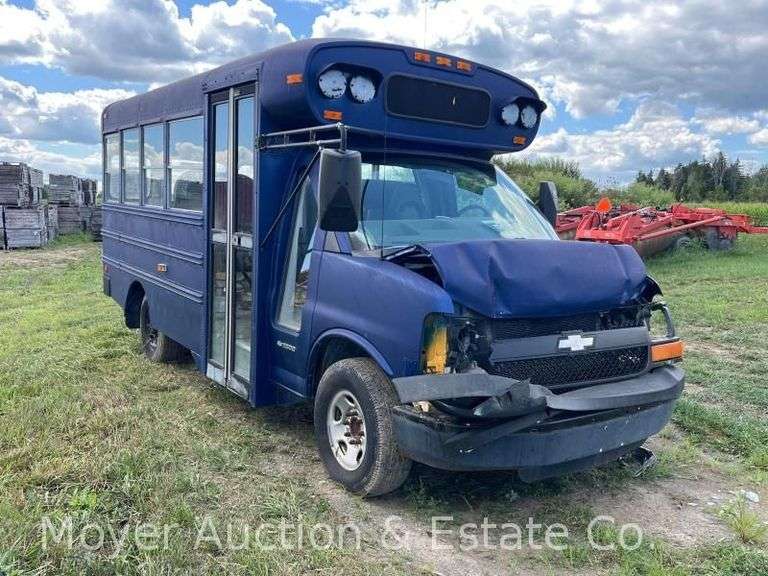 2005 Chevrolet 3500 Bus, Front-end Damaged, Model B102524 image