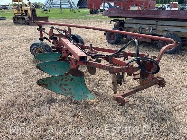 International 535 Three Bottom Plow image