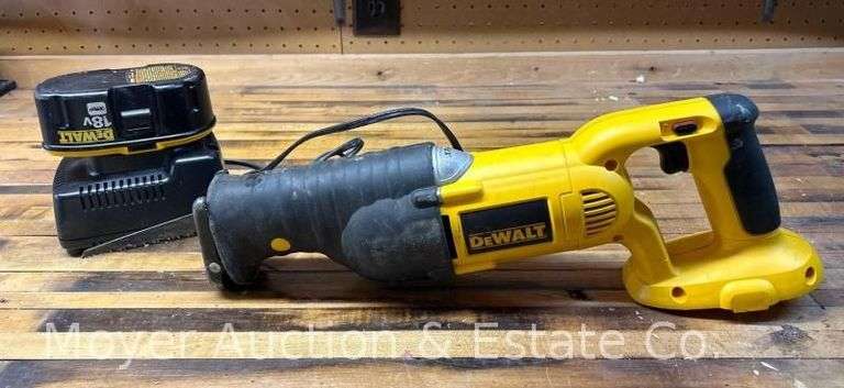 DeWalt DC385 Reciprocating Saw XRP with Battery and Charger image