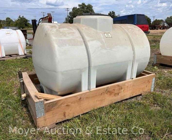 325 Gallon Poly Tank with Lid, Attached to Wood Pallet image