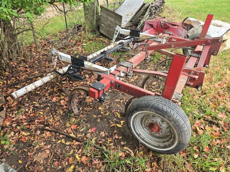 3pt. Case HI Mod. 5600 9-shank chisel plow, w/leveler & gauge wheels image