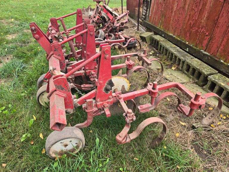 3pt. IHC 2 – 4rw cultivator w/rolling shields image