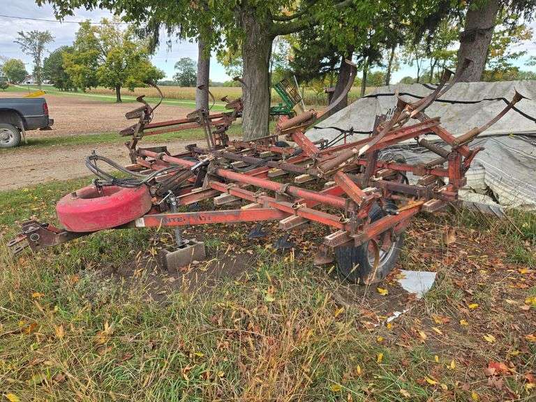 IHC Mod. 45 18’ Vibrashank winged field cultivator image