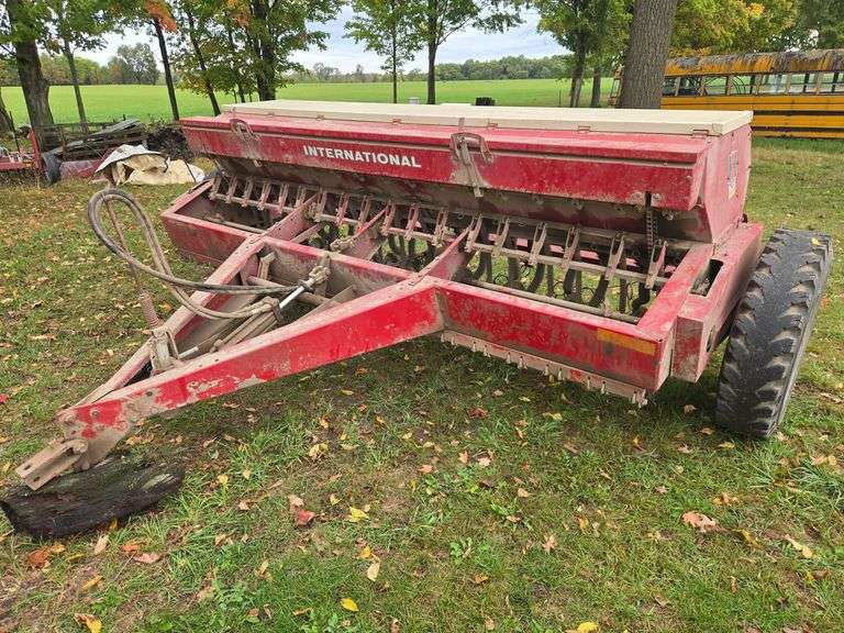 IHC Mod. 510 17-hole single disc grain drill image